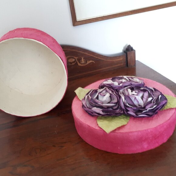 Decoupage Round Box - Pink with Purple cabbage roses - Very old. - Picture 4 of 5